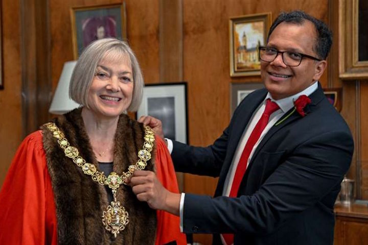 Mayor Dinah Pounds and the previous mayor, Cllr Baiju Thittala